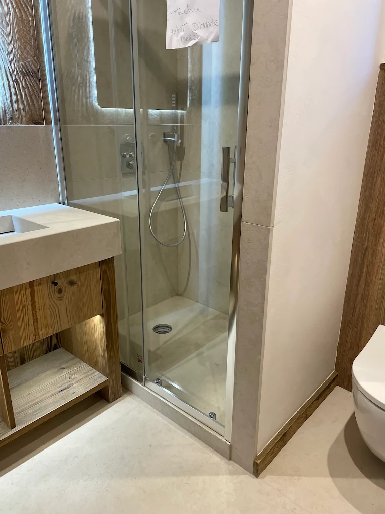 Douche vitrée, faïence grise
