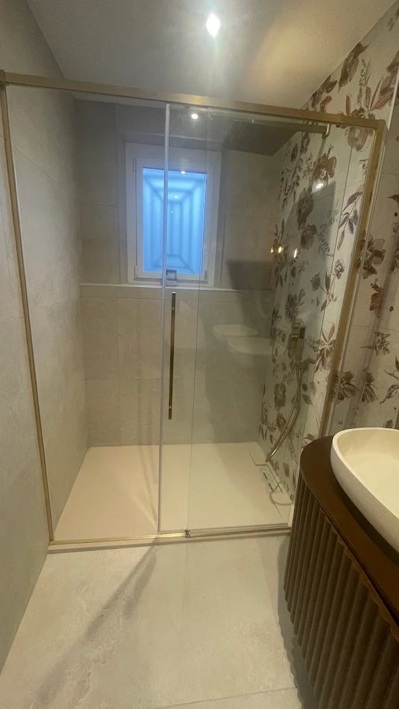Douche à l'italienne, finitions dorées